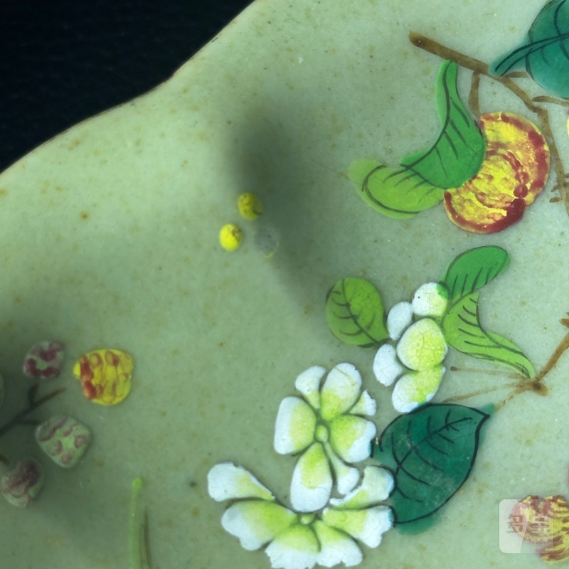 清 豆青釉粉彩花蝶纹花花口盘 - 图8